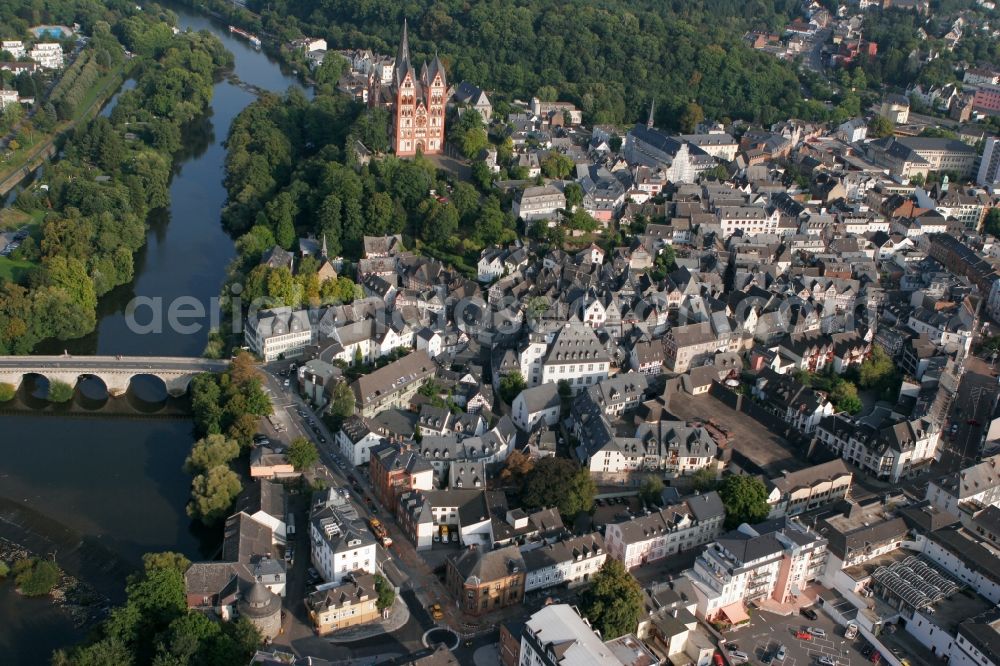 Aerial photograph Limburg an der Lahn - View of the historic town centre of Limburg on the river Lahn in the state of Hesse. Limburg Cathedral - built from 948 - is standing with its distinct colour and twin towers on the riverbank of the Lahn. The old Lahn bridge connects the two parts of Limburg