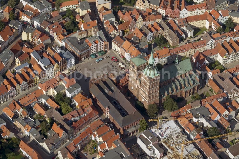 Aerial photograph Stralsund - The St. Nicholas Church at the Old Market in Stralsund in Mecklenburg-Western Pomerania