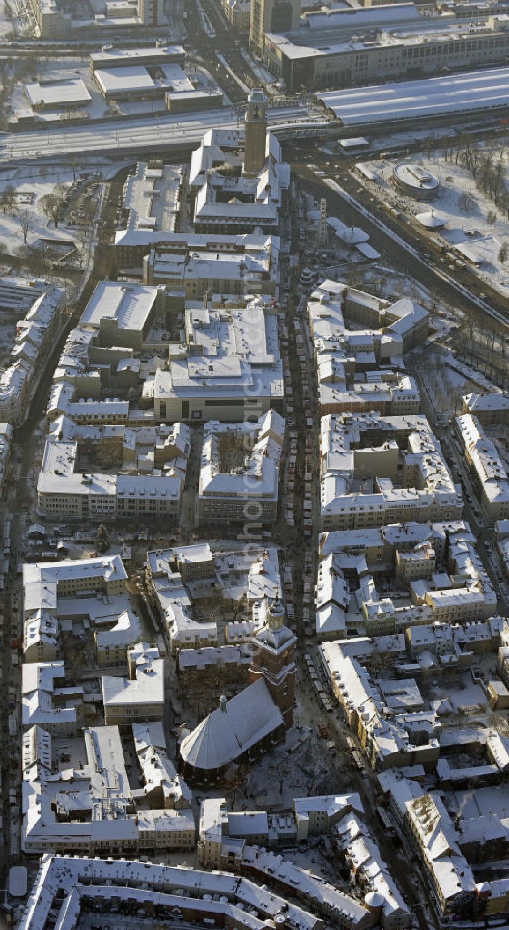 Berlin from the bird's eye view: Blick auf die winterlich mit Schnee bedeckte Altstadt Spandau mit dem Rathaus und der gotischen Nikolaikirche, die im 14. Jahrhundert errichtet wurde. View of the wintery snow-covered old town of Spandau with the townhall and the Gothic Church of St. Nichola which was built in the 14th Century.