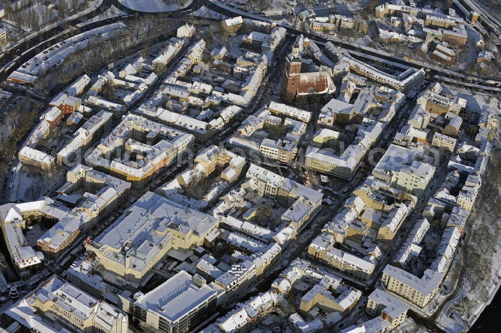 Aerial photograph Berlin - Blick auf die winterlich mit Schnee bedeckte Altstadt Spandau mit dem Rathaus und der gotischen Nikolaikirche, die im 14. Jahrhundert errichtet wurde. View of the wintery snow-covered old town of Spandau with the townhall and the Gothic Church of St. Nichola which was built in the 14th Century.