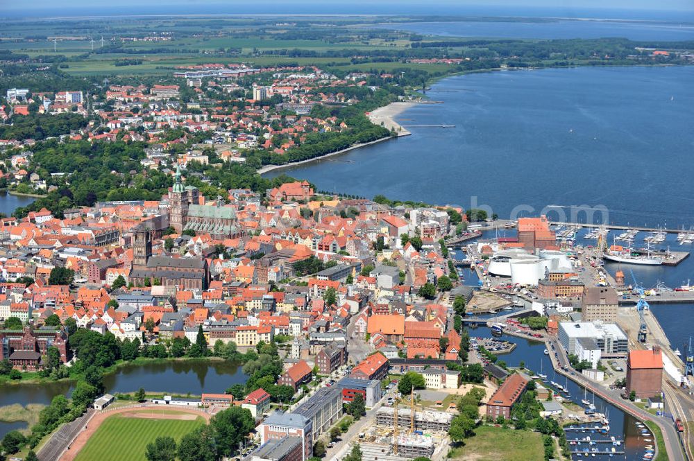 Aerial photograph Hansestadt Stralsund - Stadtansicht von der Altstadt und dem Stadtzentrum in Stralsund. City View from the Old Town and the city center in Stralsund.