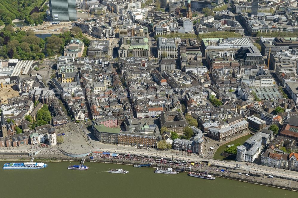 Düsseldorf from the bird's eye view: Cityscape of old town on the banks of the Rhine in Dusseldorf in North Rhine-Westphalia