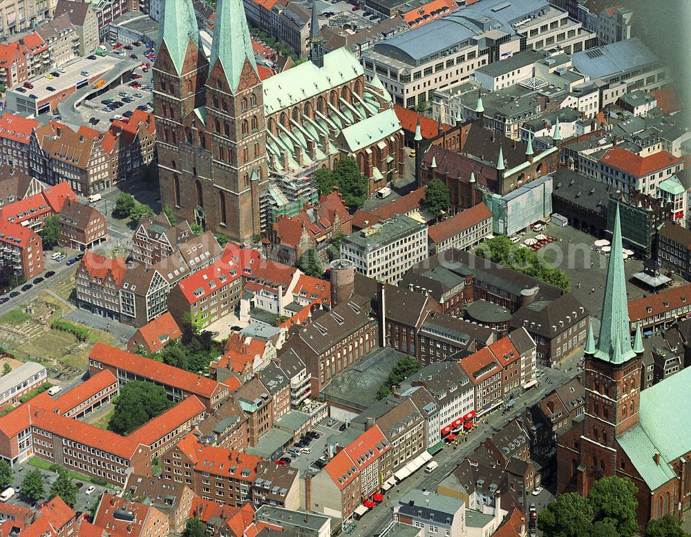 Aerial image Lübeck - Stadtansicht vom Altstadtzentrum in Lübeckmit der Marienkirche , dem Holstentor und der St.-Petri-Kirche. Townscape from the historic center and the old town in Lübeck.