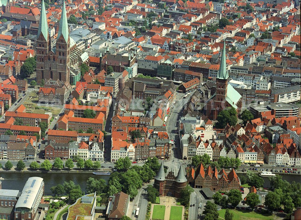 Aerial photograph Lübeck - Stadtansicht vom Altstadtzentrum in Lübeckmit der Marienkirche , dem Holstentor und der St.-Petri-Kirche. Townscape from the historic center and the old town in Lübeck.