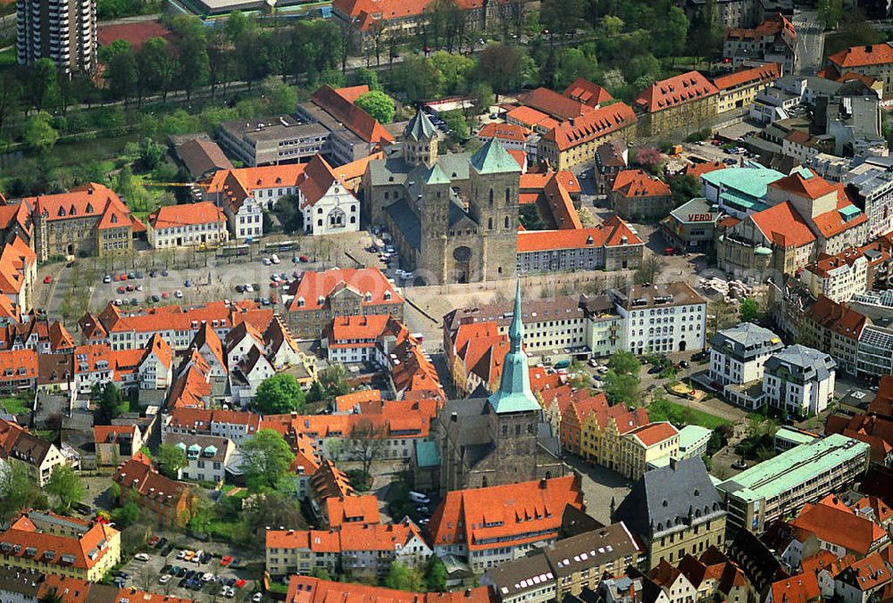 Aerial image Osnabrück - Stadtansicht vom Altstadtzentrum Osnabrück. Zum wichtigen und alten Stadtensemble von Osnabrück gehören das Rathaus und die Marienkirche. In dem Rathaus wurde 1648 das Ende des 30jährigen Krieges besiegelt. Der Dom St. Peter, die Marienkirche und das Theater bilden im Bild ein Dreieck. City view from the old town of Osnabrück. An important and ancient city of Osnabrueck ensemble include the Town Hall and St. Mary's Church.