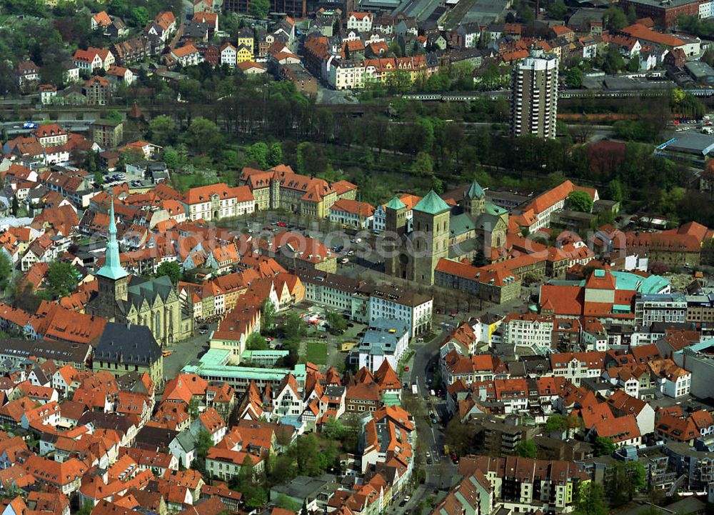 Aerial photograph Osnabrück - Stadtansicht vom Altstadtzentrum Osnabrück. Zum wichtigen und alten Stadtensemble von Osnabrück gehören das Rathaus und die Marienkirche. In dem Rathaus wurde 1648 das Ende des 30jährigen Krieges besiegelt. Der Dom St. Peter, die Marienkirche und das Theater bilden im Bild ein Dreieck. City view from the old town of Osnabrück. An important and ancient city of Osnabrueck ensemble include the Town Hall and St. Mary's Church.