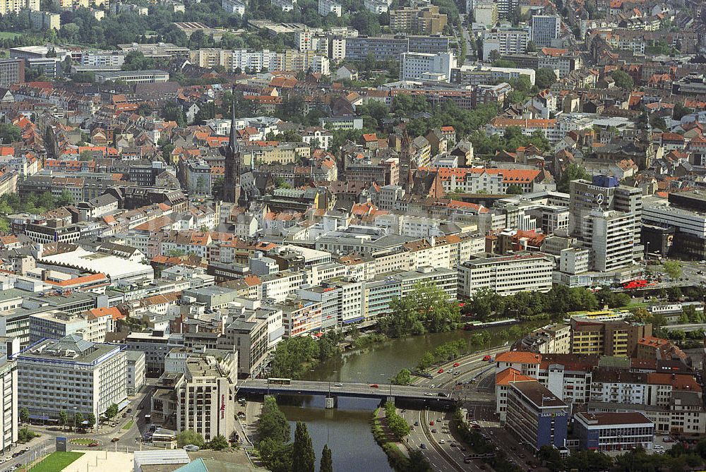 Saarbrücken from the bird's eye view: Stadtansicht auf das Altstadtzentrum von Saarbrücken im Bereich des Saarufers entlang der Autobahn 620 / E29. City View at the old town of Saarbrücken in the Saarland region of the shore along the Highway 620 / E29.