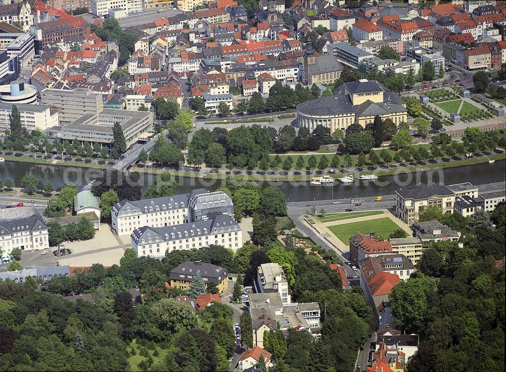 Aerial photograph Saarbrücken - Stadtansicht auf das Altstadtzentrum von Saarbrücken mit Schloss und Staatstheater Am an deren Saarufer erhebt sich das Staatstheater; dahinter die Friedenskirche. Rechts unterdem Schloss befindet sich das Landtagsgebäude. City View of Saarbrücken in the Saarland region of the shore along the saar river.