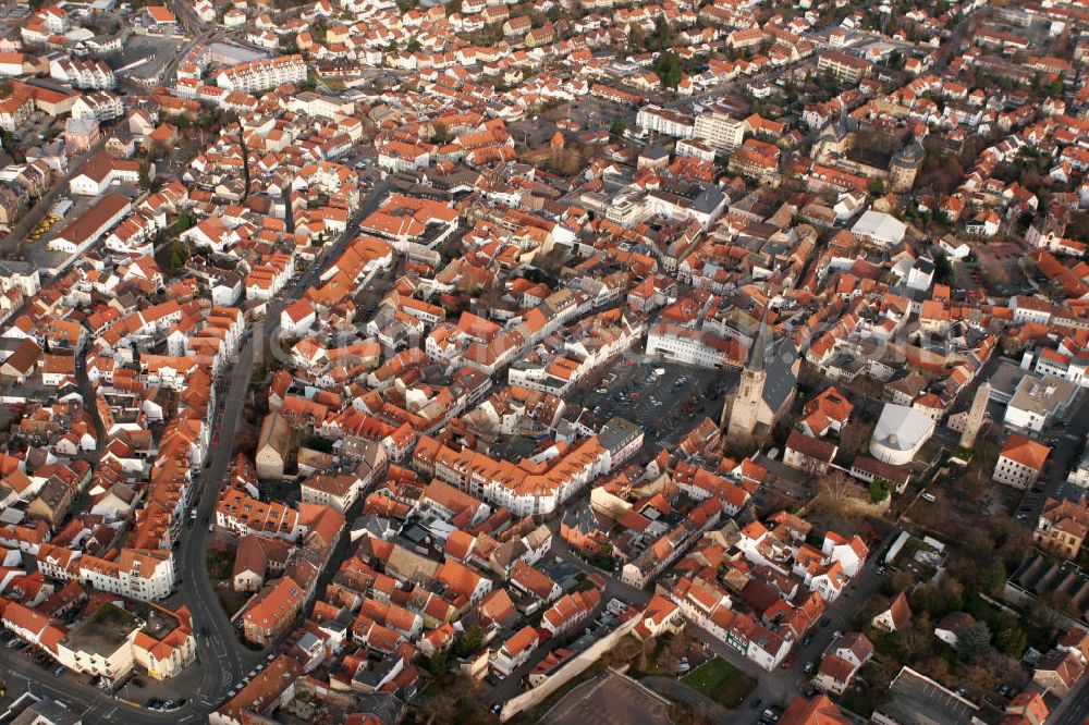 Alzey from above - Stadtansicht von der verbandsfreien Stadt Alzey im Landkreis Alzey-Worms in Rheinland-Pfalz, mit der St. Nikolaikirche und dem Alzeyer Schloss. Alzey zählt zu den Nibelungenstädten, da die Stadt im Nibelungenlied durch die Person Volker von Alzey erwähnt wird. Daher wird Alzey auch Volkerstadt genannt. View to the town Alzey in the administrative district Alzey-Worms of Rhineland-Palatinate, with the St. Nikolai Church and the Alzeyer Castle.