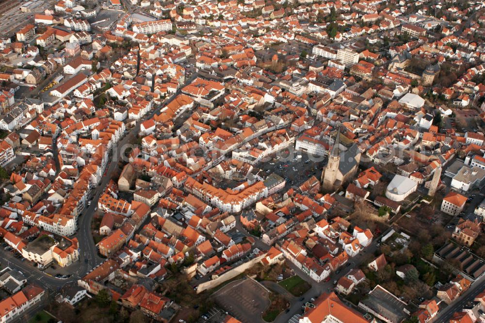 Alzey from the bird's eye view: Stadtansicht von der verbandsfreien Stadt Alzey im Landkreis Alzey-Worms in Rheinland-Pfalz, mit der St. Nikolaikirche und dem Alzeyer Schloss. Alzey zählt zu den Nibelungenstädten, da die Stadt im Nibelungenlied durch die Person Volker von Alzey erwähnt wird. Daher wird Alzey auch Volkerstadt genannt. View to the town Alzey in the administrative district Alzey-Worms of Rhineland-Palatinate, with the St. Nikolai Church and the Alzeyer Castle.