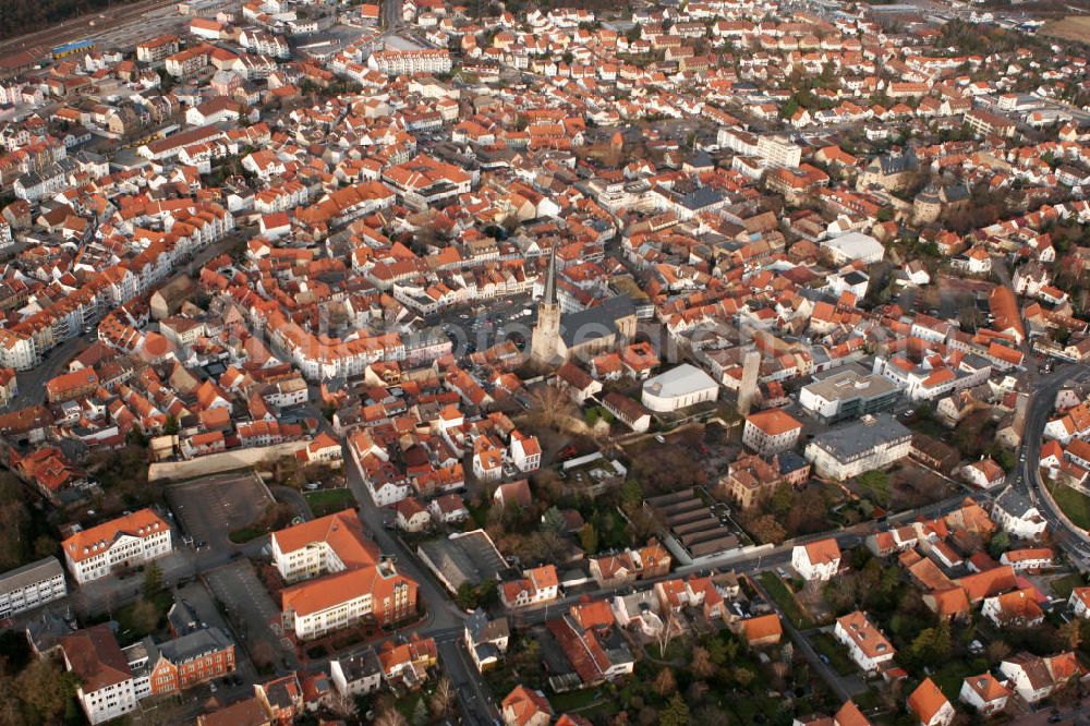 Aerial image Alzey - Stadtansicht von der verbandsfreien Stadt Alzey im Landkreis Alzey-Worms in Rheinland-Pfalz, mit der St. Nikolaikirche und dem Alzeyer Schloss. Alzey zählt zu den Nibelungenstädten, da die Stadt im Nibelungenlied durch die Person Volker von Alzey erwähnt wird. Daher wird Alzey auch Volkerstadt genannt. View to the town Alzey in the administrative district Alzey-Worms of Rhineland-Palatinate, with the St. Nikolai Church and the Alzeyer Castle.