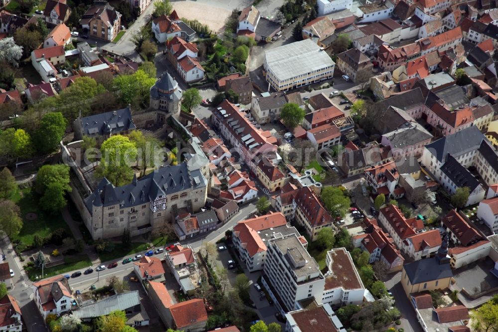 Alzey from the bird's eye view: Cityscape of Alzey with the building of the District Court on Schlossgasse in Rhineland-Palatinate