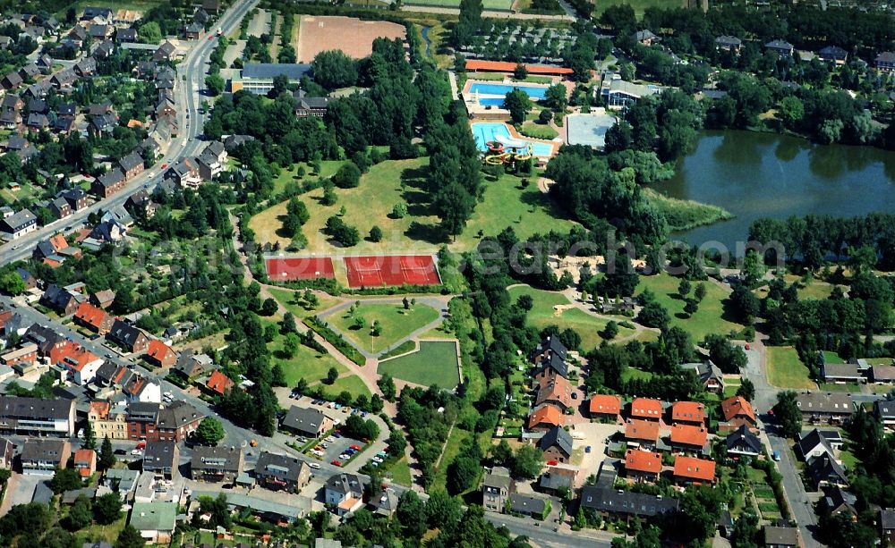 Kamp-Lintfort from the bird's eye view: Cityscape on the brain area and the village Pappelsee Geisbruch with various sports facilities in the mining town of Kamp-Lintfort in the state of North Rhine-Westphalia