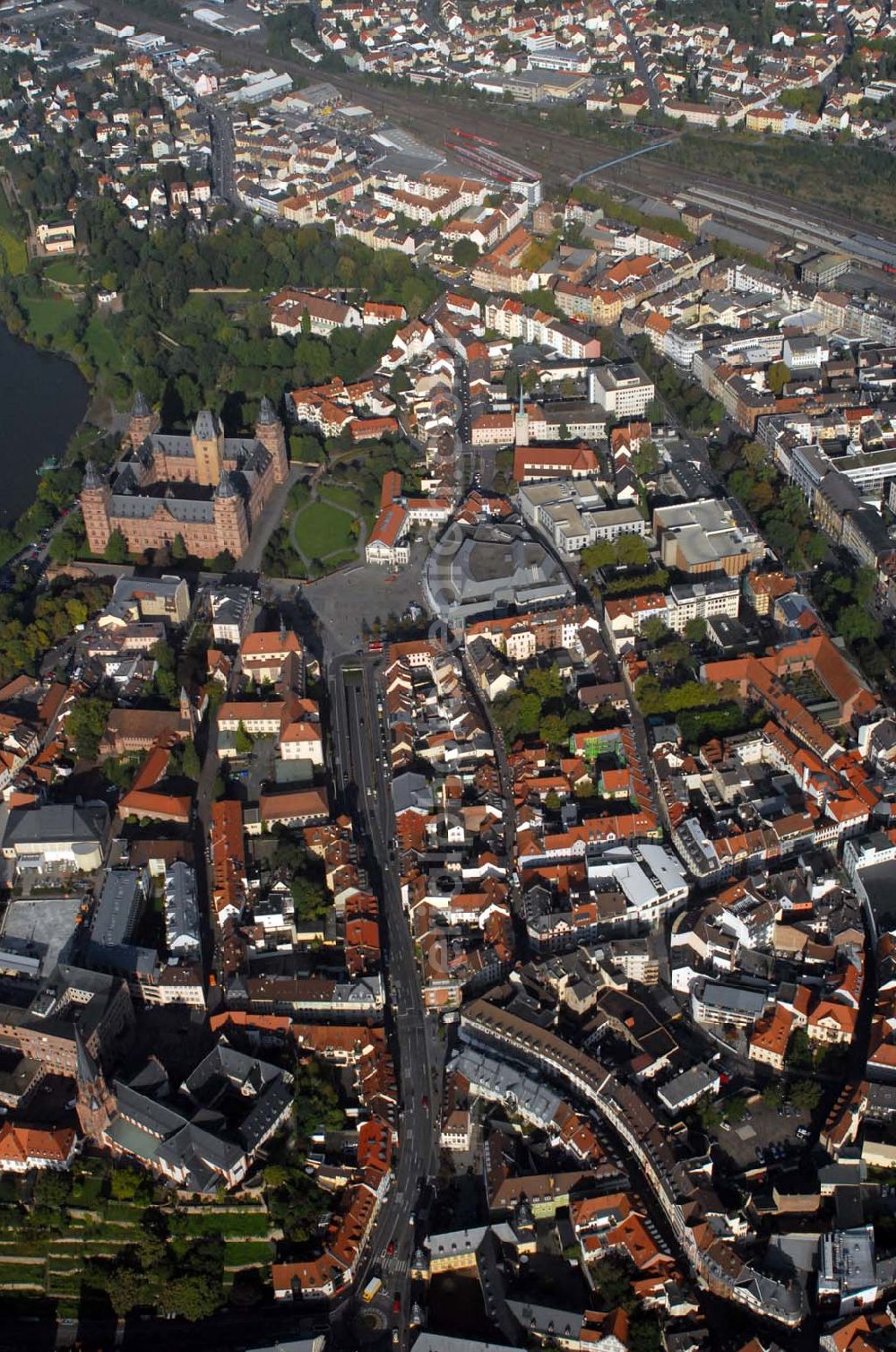 Aerial image Aschaffenburg - Blick auf die Stadt mit dem Schloss Johannisburg, Marktplatz, Hauptbahnhof und der Stiftskirche St. Peter und Alexan der