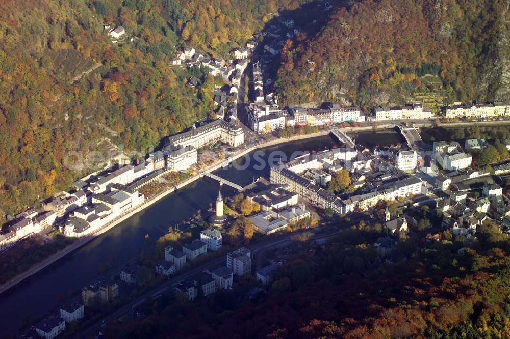 Aerial image Bad Ems - Bad Ems (Kurstadt) liegt auf einem Heilquellensattel, der das gesunde Wasser in Mengen sprudeln lässt.Das malerische enge Tal bietet ein milderes Klima, in dem auch Wein gedeiht. Die Lahn zieht sich wie ein blaues Band durch den Naturpark Nassau. Als Zugabe bietet die Badestadt noch zwei Gebirge: den Westerwald nördlich der Lahn und den Taunus vom südlichen Ufer ab.