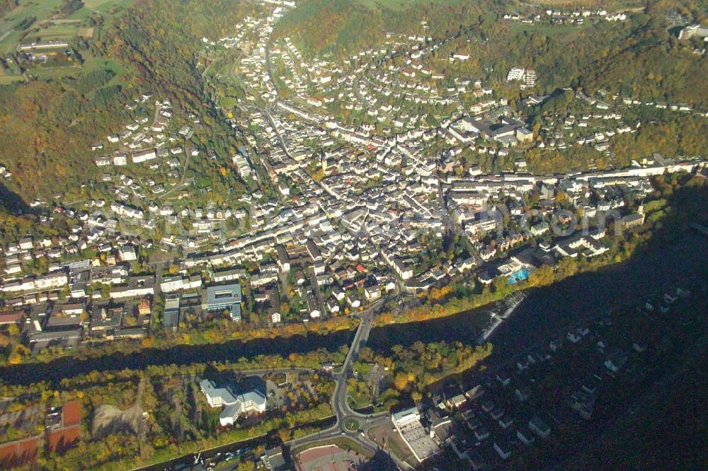 Bad Ems from the bird's eye view: Bad Ems (Kurstadt) liegt auf einem Heilquellensattel, der das gesunde Wasser in Mengen sprudeln lässt.Das malerische enge Tal bietet ein milderes Klima, in dem auch Wein gedeiht. Die Lahn zieht sich wie ein blaues Band durch den Naturpark Nassau. Als Zugabe bietet die Badestadt noch zwei Gebirge: den Westerwald nördlich der Lahn und den Taunus vom südlichen Ufer ab.