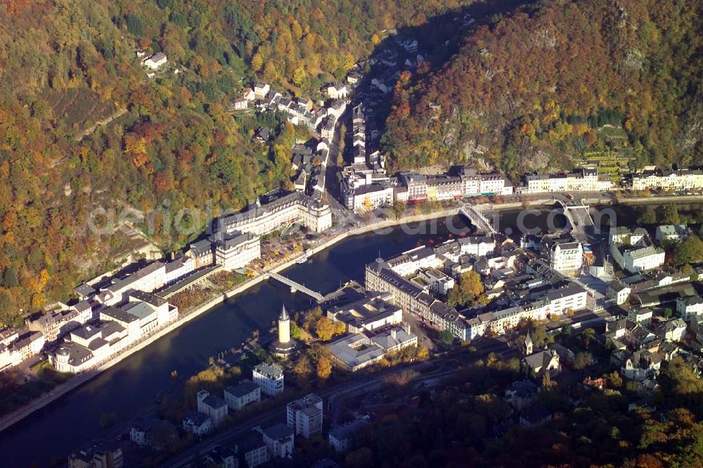 Aerial photograph Bad Ems - Bad Ems (Kurstadt) liegt auf einem Heilquellensattel, der das gesunde Wasser in Mengen sprudeln lässt.Das malerische enge Tal bietet ein milderes Klima, in dem auch Wein gedeiht. Die Lahn zieht sich wie ein blaues Band durch den Naturpark Nassau. Als Zugabe bietet die Badestadt noch zwei Gebirge: den Westerwald nördlich der Lahn und den Taunus vom südlichen Ufer ab.