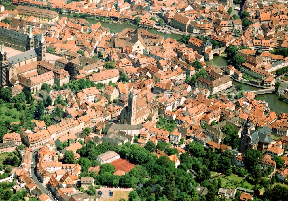 Aerial photograph Bamberg - Bamberg (mittelalterlich: Babenberg, bambergisch: Bambärch) ist eine kreisfreie Stadt im bayerischen Regierungsbezirk Oberfranken und gleichzeitig Standort des Landratsamtes Bamberg. Bamberg ist Universitäts-, Schul- und Verwaltungsstadt, wichtiges Wirtschaftszentrum Oberfrankens, sowie Sitz des gleichnamigen Erzbistums. Die Stadt ist in der Landesplanung als Oberzentrum des westlichen Oberfranken ausgewiesen und ist Mitglied in der Metropolregion Nürnberg. Bamberg ist Mittelpunkt eines Ballungsraums von über 200.000 Einwohnern und gilt als wichtigstes Zentrum im oberfränkischen Raum. Die sehenswerte Altstadt besitzt den größten unversehrt erhaltenen historischen Stadtkern in Deutschland und ist seit 1993 als Weltkulturerbe in die Liste der UNESCO eingetragen. Darüber hinaus ist Bamberg überregional bekannt für seine vielfältige und eigenständige Biertradition.