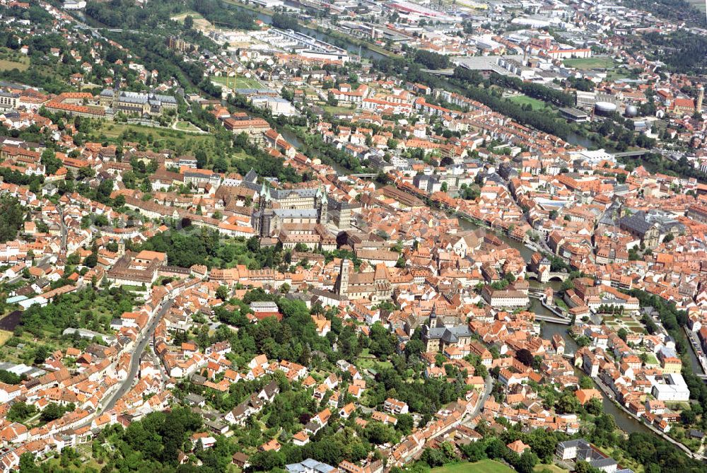 Aerial image Bamberg - Bamberg (mittelalterlich: Babenberg, bambergisch: Bambärch) ist eine kreisfreie Stadt im bayerischen Regierungsbezirk Oberfranken und gleichzeitig Standort des Landratsamtes Bamberg. Bamberg ist Universitäts-, Schul- und Verwaltungsstadt, wichtiges Wirtschaftszentrum Oberfrankens, sowie Sitz des gleichnamigen Erzbistums. Die Stadt ist in der Landesplanung als Oberzentrum des westlichen Oberfranken ausgewiesen und ist Mitglied in der Metropolregion Nürnberg. Bamberg ist Mittelpunkt eines Ballungsraums von über 200.000 Einwohnern und gilt als wichtigstes Zentrum im oberfränkischen Raum. Die sehenswerte Altstadt besitzt den größten unversehrt erhaltenen historischen Stadtkern in Deutschland und ist seit 1993 als Weltkulturerbe in die Liste der UNESCO eingetragen. Darüber hinaus ist Bamberg überregional bekannt für seine vielfältige und eigenständige Biertradition.