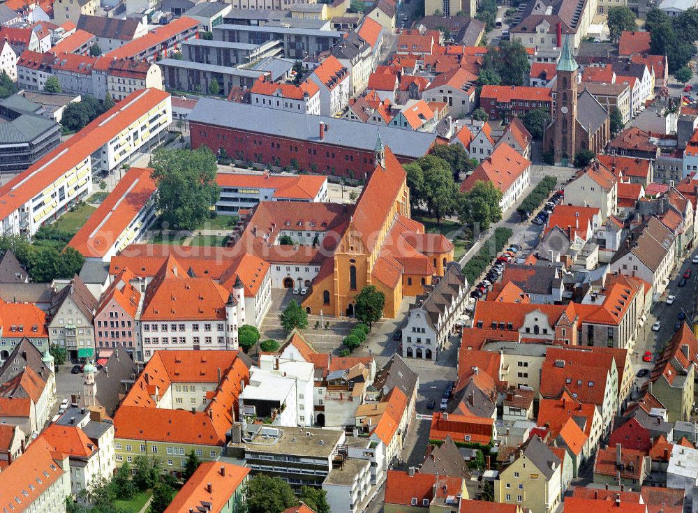 Ingolstadt from above - Stadtansicht vom bayerischen Ingolstadt. Im Bildzentrum die Kirche der Franziskaner, eine frühgotsche dreischiffige Basilika. Die Franziskaner Kirche ist 71,7 m lang und 28,6 m hoch. Rechts oben die evangelich-lutherische Kirche St. Matthäus. City View from the Bavarian city of Ingolstadt. In the image center, the church of the Franciscans.