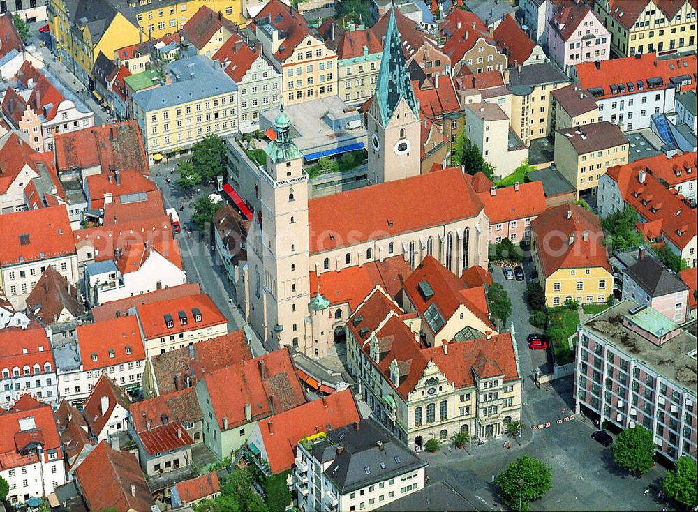 Ingolstadt from the bird's eye view: Stadtansicht vom bayerischen Ingolstadt. Mittelpunkt der Stadt bilden das malerische Alte Rathaus von 1882 und der Kirche St. Moritz. City View from the Bavarian city of Ingolstadt. Center of the city are the picturesque old town hall of 1882 and the St. Moritz.