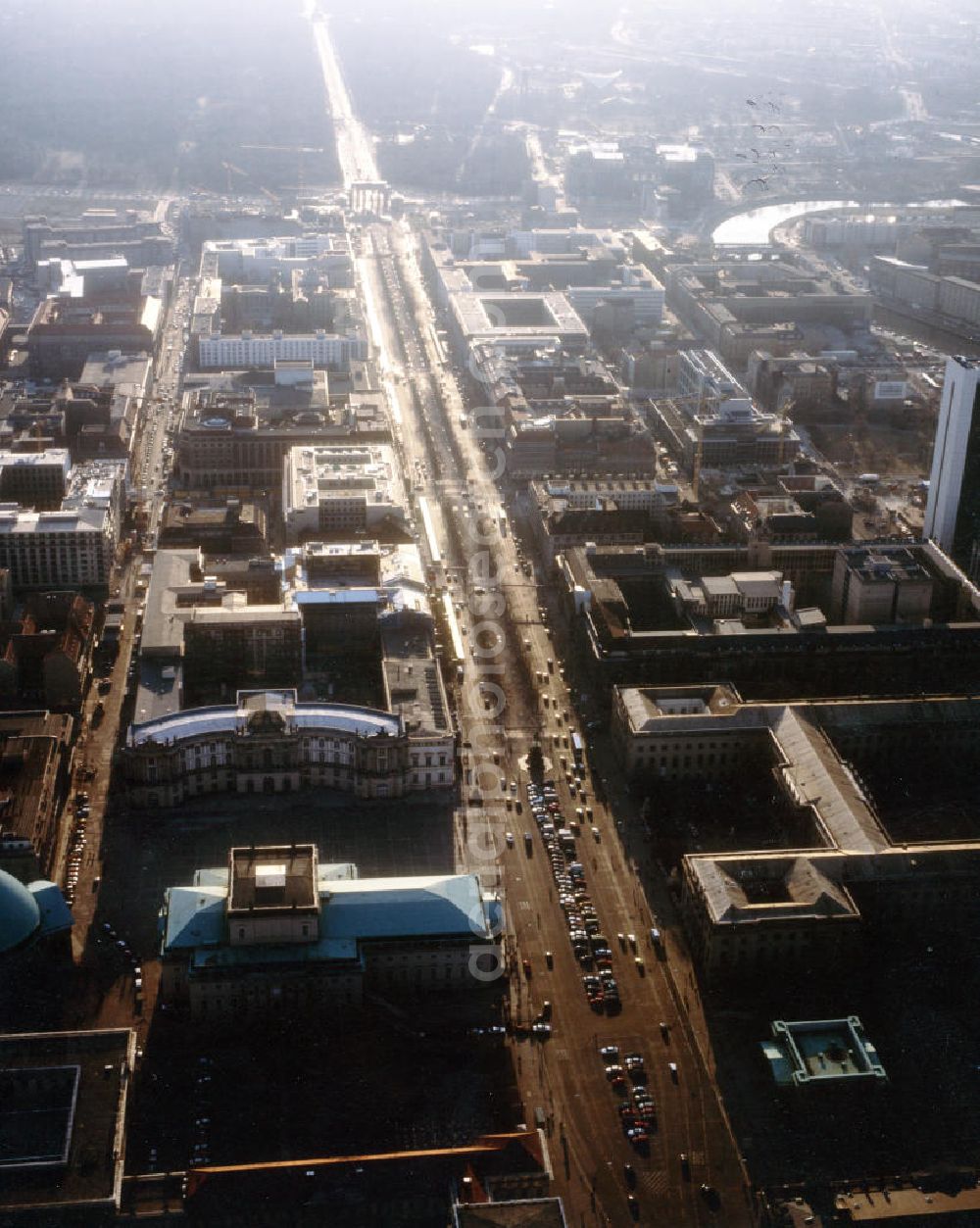 Aerial image Berlin - Stadtansicht bei Sonnenuntergang vom Bereich der Berliner Stadtmitte Unter den Linden. Links unten die Staatsoper unter den Linden mit dem Bebelplatz - gegenüber die Humboldt-Universität mit dem Verlauf der Straße bis zum Brandenburger Tot / Pariser Platz.