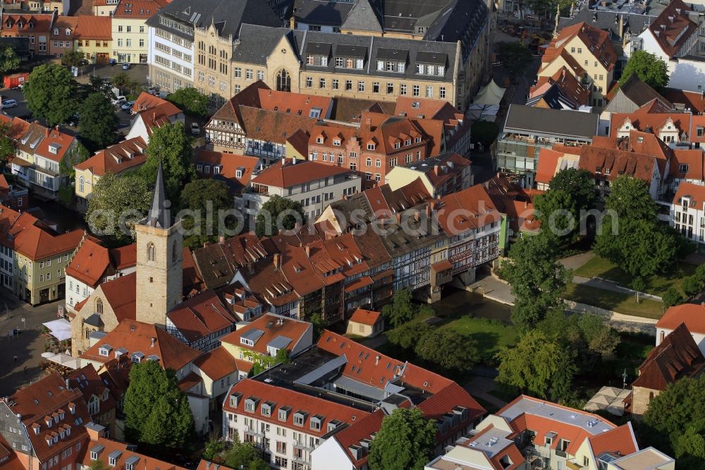 Erfurt from the bird's eye view: Cityscape over the houses on Wnigemarkt with the church Aegidienkirche in Erfurt in Thuringia