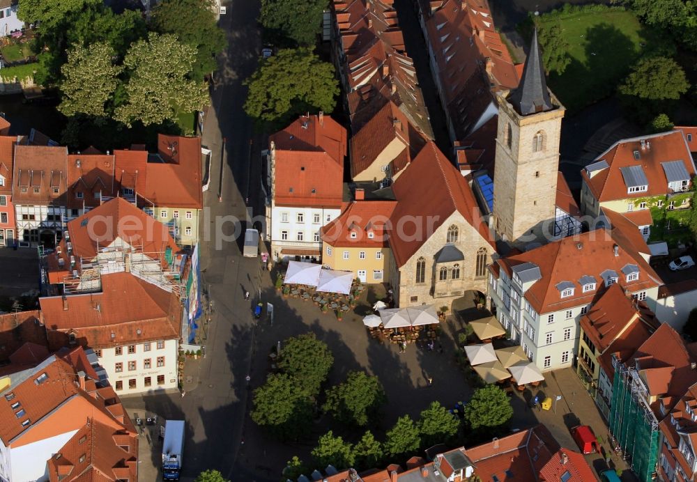 Aerial image Erfurt - Cityscape over the houses on Wnigemarkt with the church Aegidienkirche in Erfurt in Thuringia