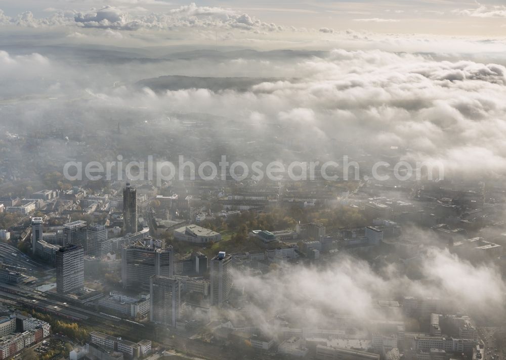 Essen from above - Stadtansicht über die von einer imposanten Nebel- und Wolken- Landschaft eingehüllte Skyline der Essener Innenstadt im Bundesland Nordrhein-Westfalen NRW. Die Herbt Wetter Wolken überziehen die Stadt im Ruhrgebiet mit einer weißen Wolkendecke und umschließen u.a. das Rathaus und den Sitz des Energieversorgers RWE im RWE- Turm am Opernplatz. / Cityscape overlooking the skyline of the Essen city center shrouded by an impressive landscape of fog and clouds in the state North Rhine-Westphalia. The autumn weather clouds cover the Ruhr region city with a thick blanket of clouds and surround among others the townhall and the RWE Tower at Opernplatz.