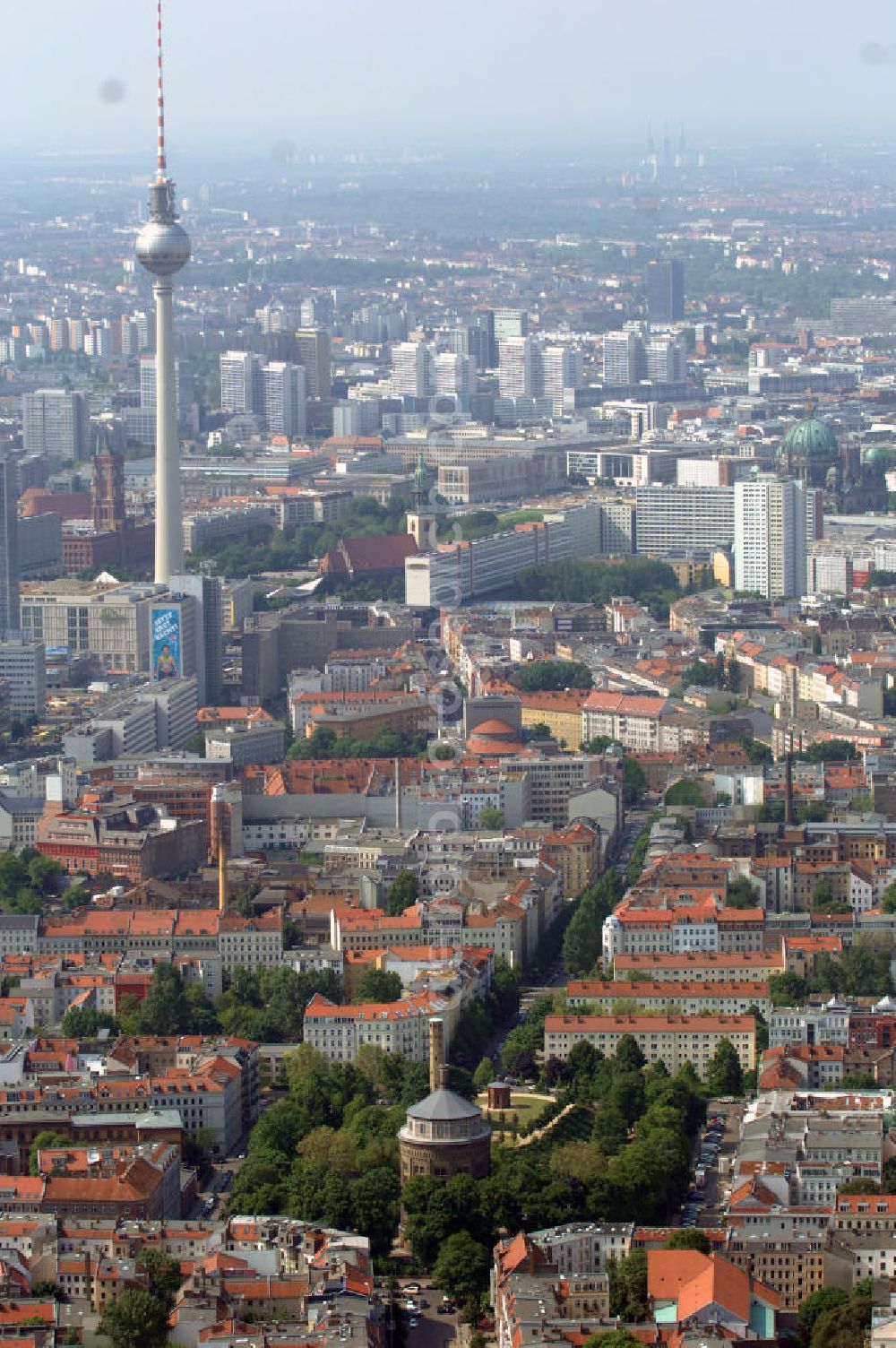 Aerial photograph Berlin - Stadtansicht von Berlin, mit dem Wasserturm an der Knaackstraße im Prenzlauer Berg, dem Fernsehturm am Alexanderplatz und dem Berliner Dom. Cityscape of Berlin, with the Water Tower at the Knaackstraße in Prenzlauer Berg, the TV Tower at the Alexanderplatz and the Berlin Cathedral.