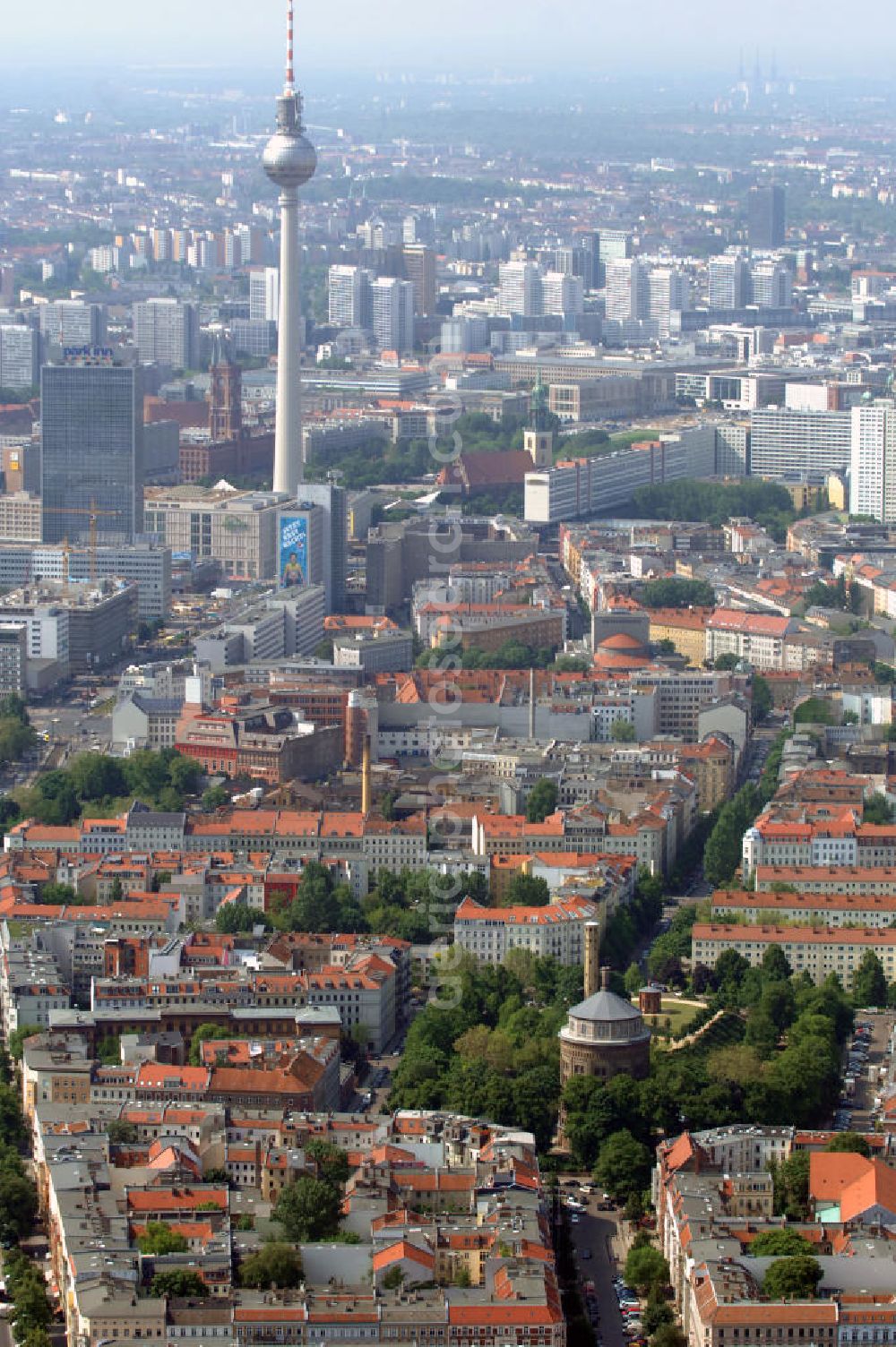 Berlin from the bird's eye view: Stadtansicht von Berlin über Prenzlauer Berg mit dem Wasserturm an der Knaackstraße und dem Fernsehturm am Alexanderplatz in Berlin-Mitte. View to Prenzlauer Berg with the Water Tower at the Knaackstraße and the TV Tower at the Alexanderplatz in Berlin-Mitte.