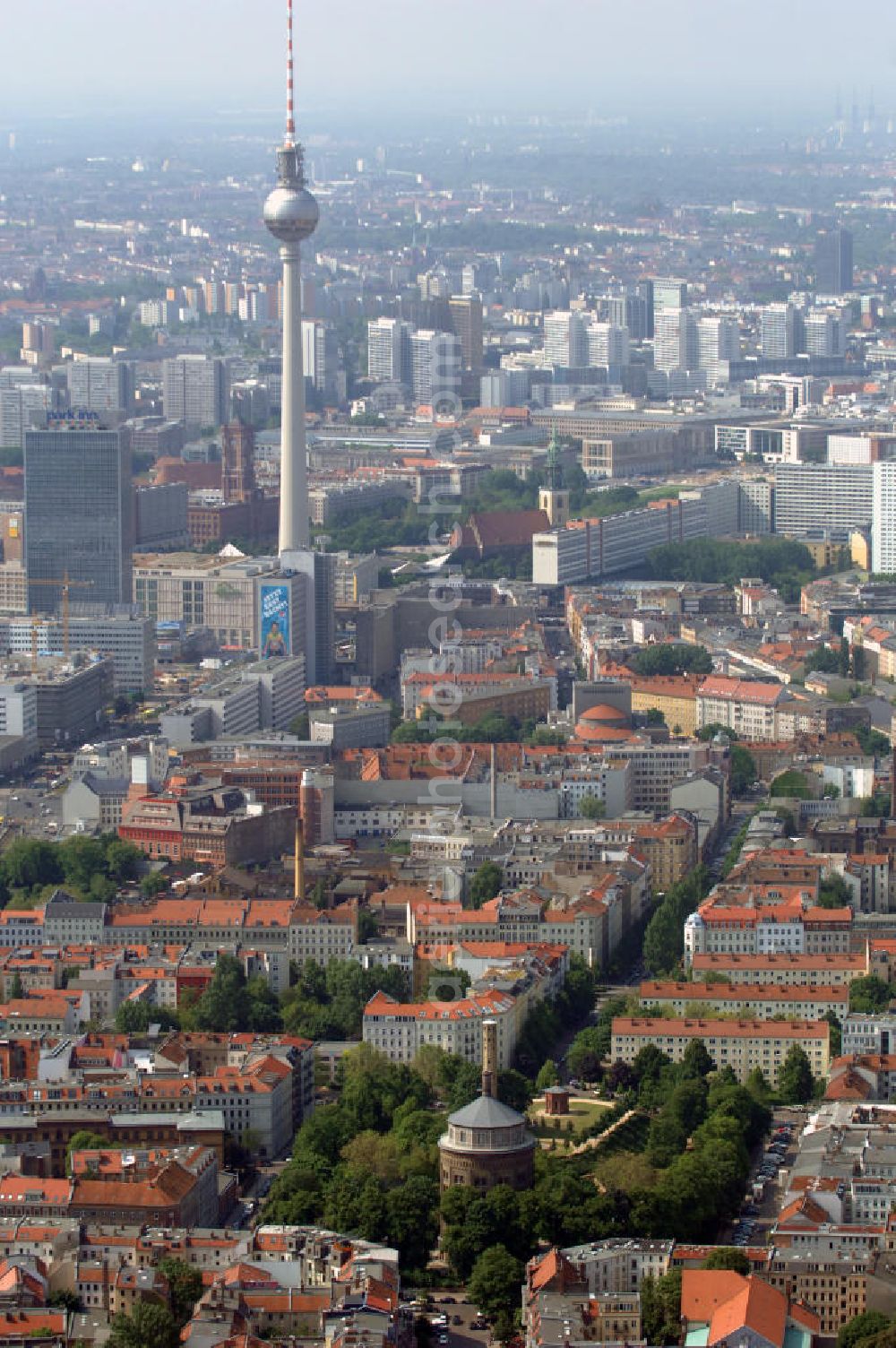 Aerial image Berlin - Stadtansicht von Berlin über Prenzlauer Berg mit dem Wasserturm an der Knaackstraße und dem Fernsehturm am Alexanderplatz in Berlin-Mitte. View to Prenzlauer Berg with the Water Tower at the Knaackstraße and the TV Tower at the Alexanderplatz in Berlin-Mitte.