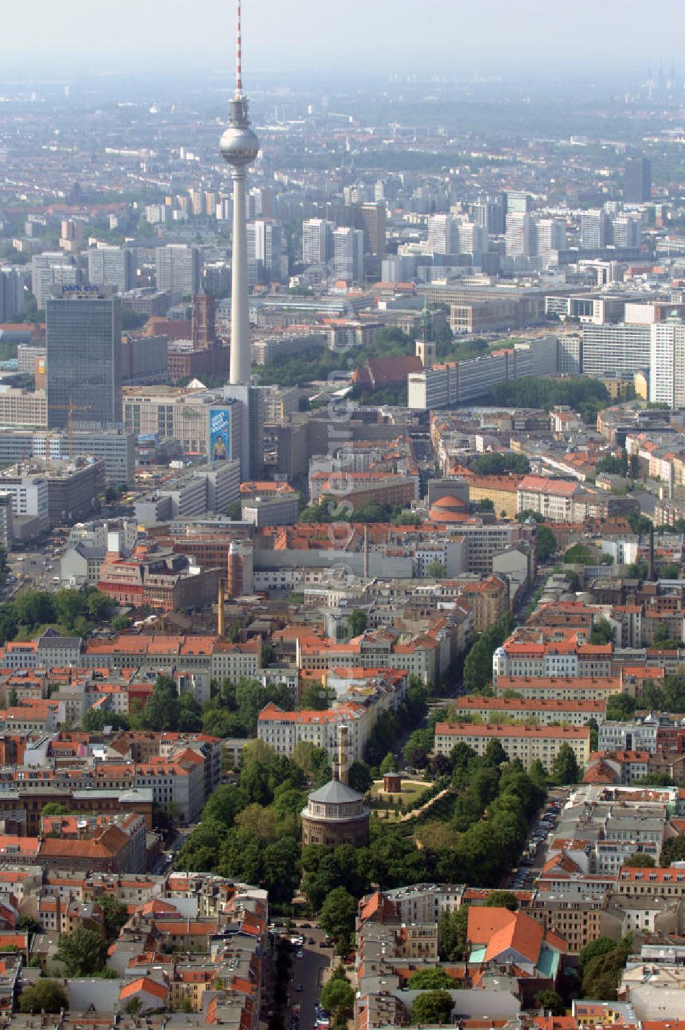 Aerial photograph Berlin - Stadtansicht von Berlin über Prenzlauer Berg mit dem Wasserturm an der Knaackstraße und dem Fernsehturm am Alexanderplatz in Berlin-Mitte. View to Prenzlauer Berg with the Water Tower at the Knaackstraße and the TV Tower at the Alexanderplatz in Berlin-Mitte.