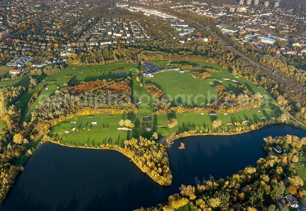 Duisburg from above - Cityscape overlooking the lake Remberger See and Golf Club Golf And More at Altenbrucher Damm in Duisburg - Huckingen with a view of the district Buchholz in the autumnal state North Rhine-Westphalia