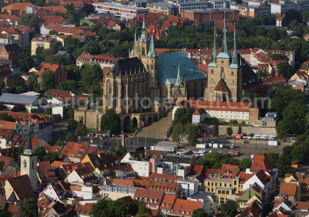 Aerial image Erfurt - View of the St. Severus and the Erfurt Cathedral, the former St. Mary's Church at the Cathedral Square and the old town of Erfurt