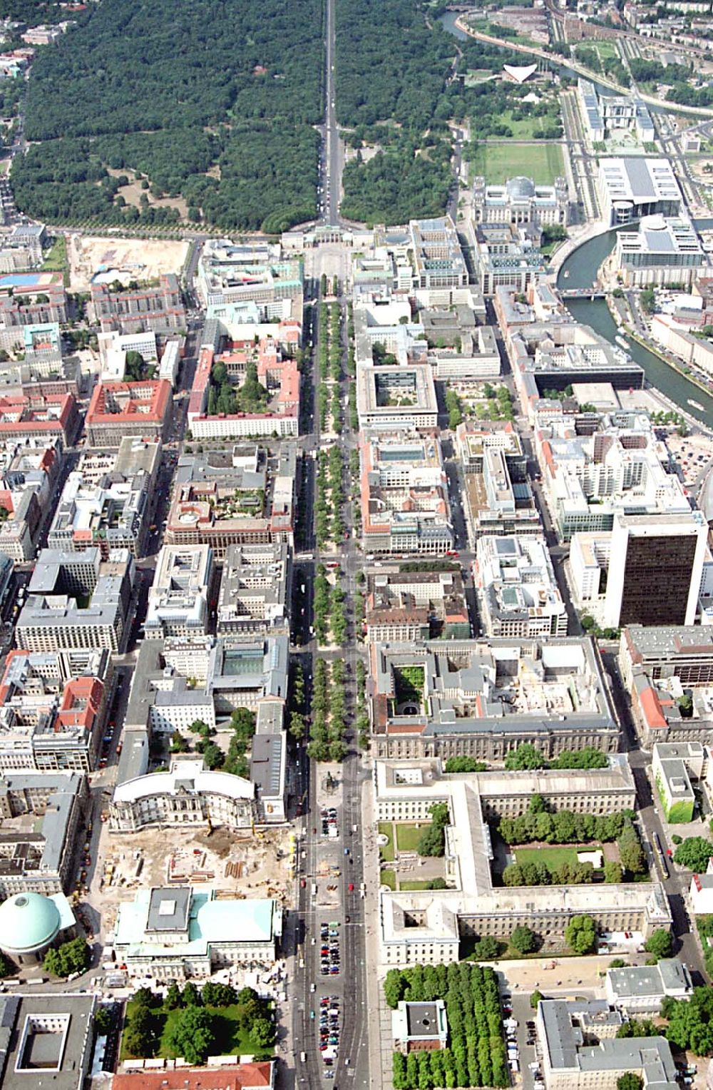 Aerial photograph Berlin (Tiergarten) - Stadtansicht vom Bereich Unter den Linden mit dem Brandenburger Tor und dem Regierungsviertel in Berlin- Mitte/Tiergarten.