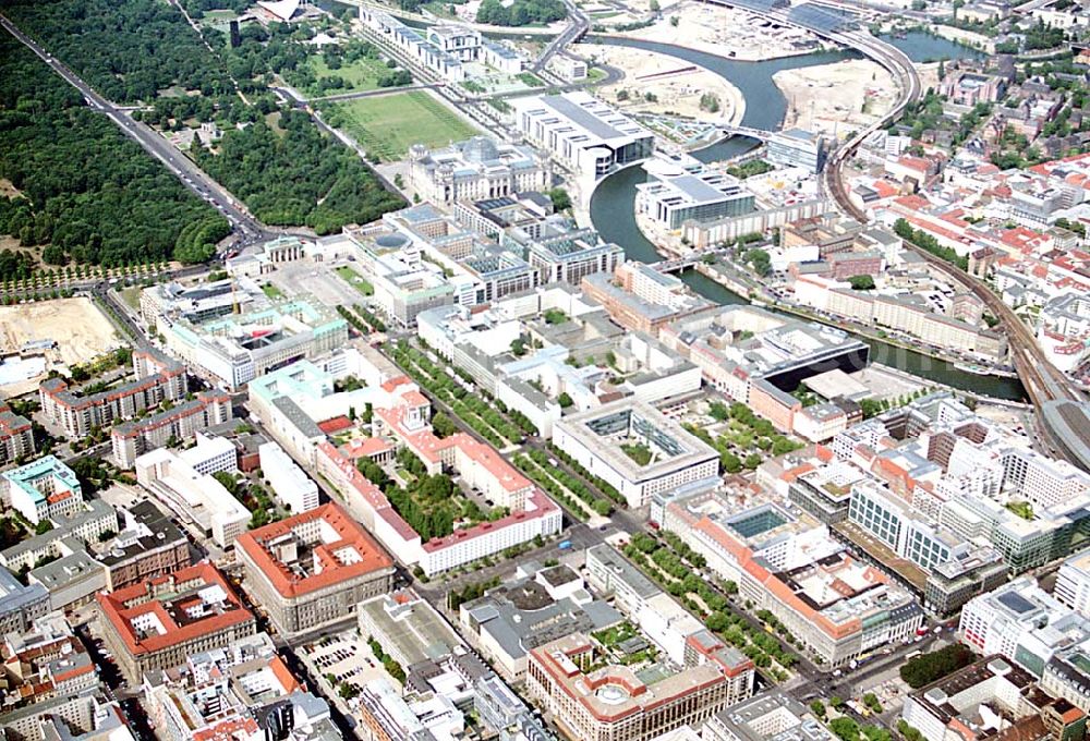 Berlin (Tiergarten) from above - Stadtansicht vom Bereich Unter den Linden mit dem Brandenburger Tor und dem Regierungsviertel in Berlin- Mitte/Tiergarten.