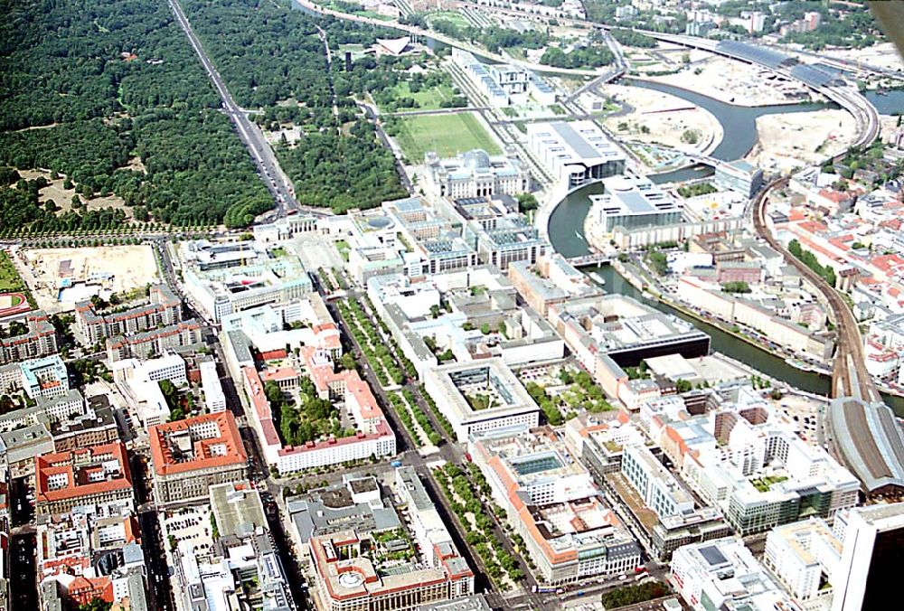 Berlin (Tiergarten) from the bird's eye view: Stadtansicht vom Bereich Unter den Linden mit dem Brandenburger Tor und dem Regierungsviertel in Berlin- Mitte/Tiergarten.