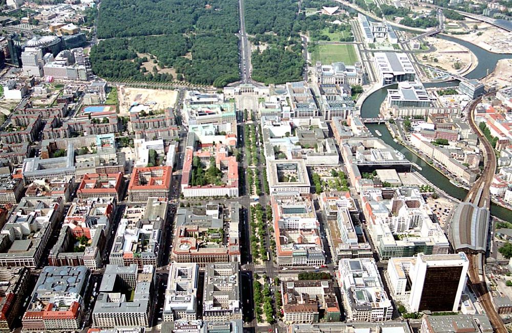 Aerial image Berlin (Tiergarten) - Stadtansicht vom Bereich Unter den Linden mit dem Brandenburger Tor und dem Regierungsviertel in Berlin- Mitte/Tiergarten.