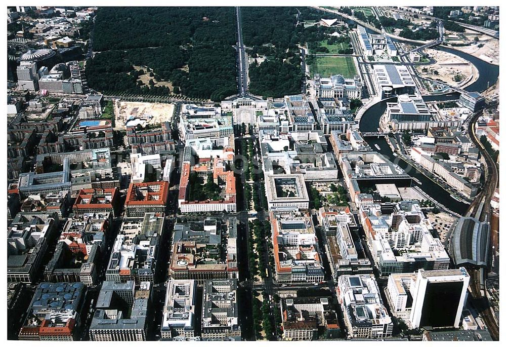 Aerial photograph Berlin (Tiergarten) - Stadtansicht vom Bereich Unter den Linden mit dem Brandenburger Tor und dem Regierungsviertel in Berlin- Mitte/Tiergarten.