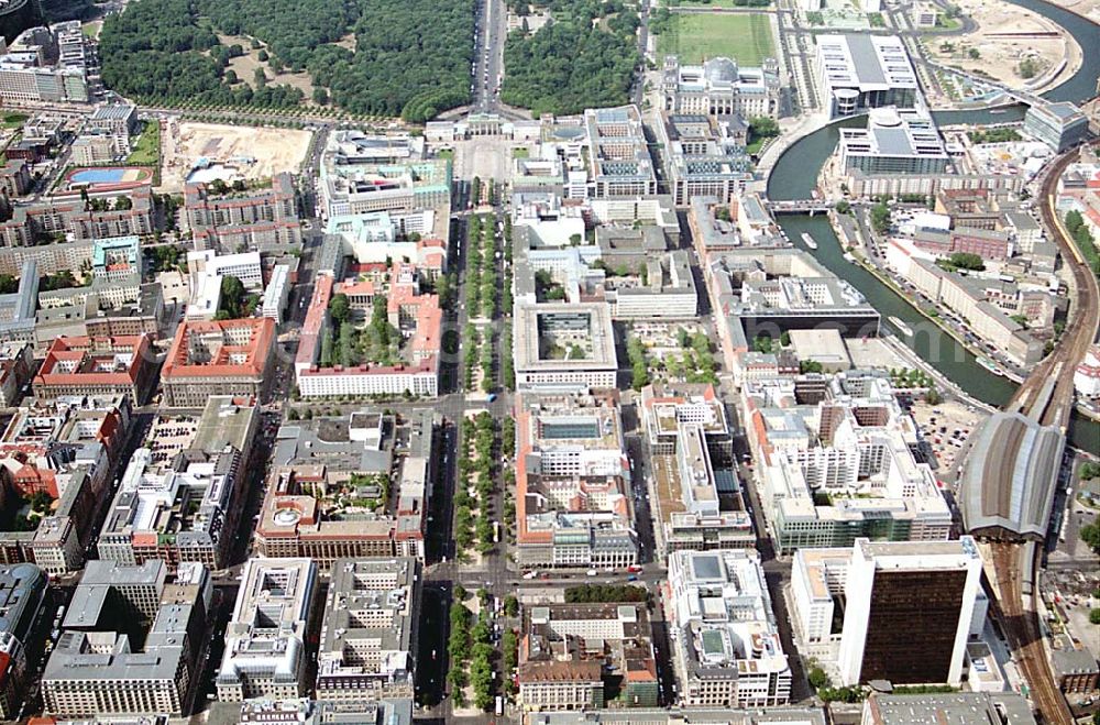 Berlin (Tiergarten) from above - Stadtansicht vom Bereich Unter den Linden mit dem Brandenburger Tor und dem Regierungsviertel in Berlin- Mitte/Tiergarten.