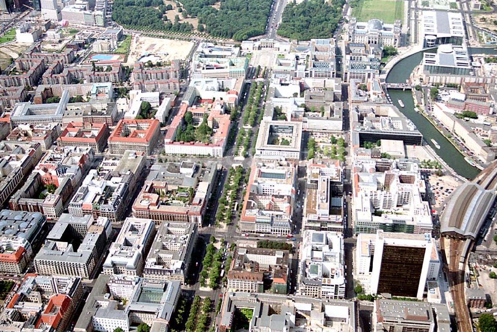 Berlin (Tiergarten) from the bird's eye view: Stadtansicht vom Bereich Unter den Linden mit dem Brandenburger Tor und dem Regierungsviertel in Berlin- Mitte/Tiergarten.