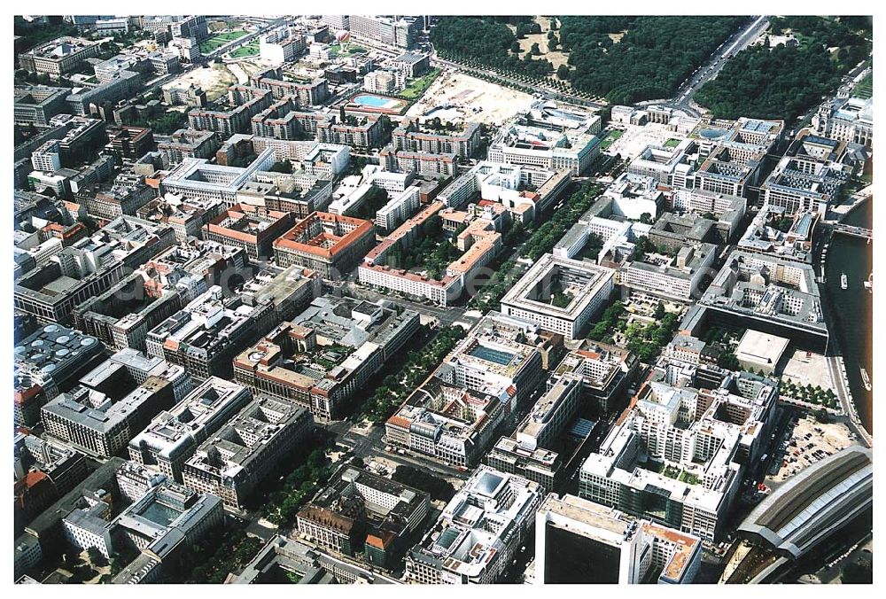 Aerial image Berlin (Tiergarten) - Stadtansicht vom Bereich Unter den Linden mit dem Brandenburger Tor und dem Regierungsviertel in Berlin- Mitte/Tiergarten.