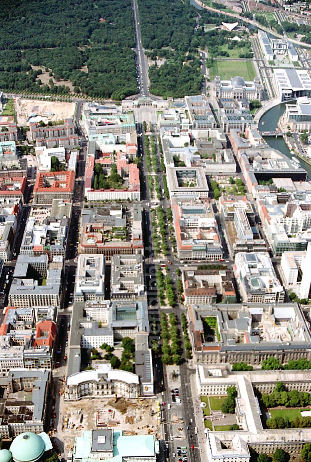 Aerial photograph Berlin (Tiergarten) - Stadtansicht vom Bereich Unter den Linden mit dem Brandenburger Tor und dem Regierungsviertel in Berlin- Mitte/Tiergarten.