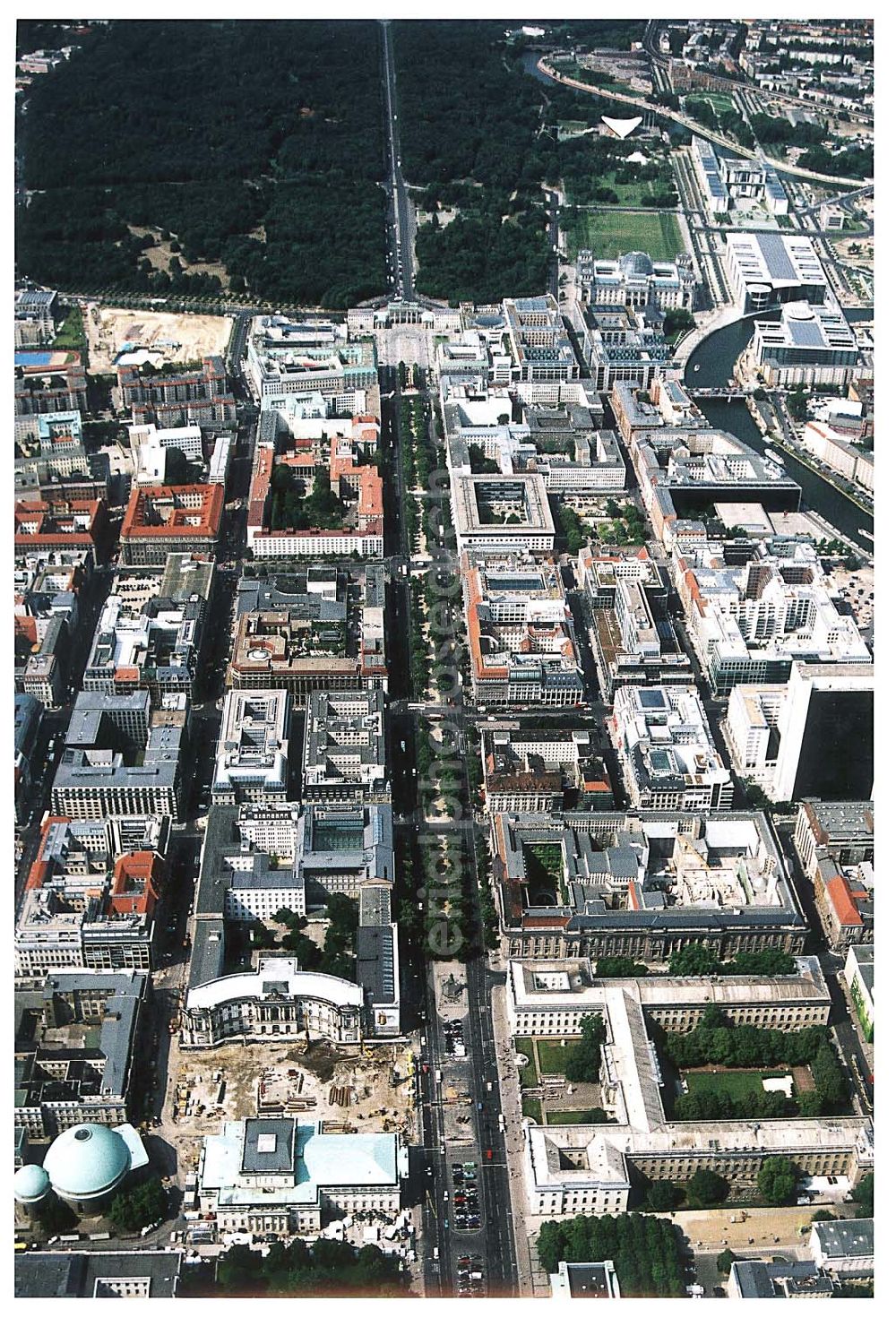 Berlin (Tiergarten) from above - Stadtansicht vom Bereich Unter den Linden mit dem Brandenburger Tor und dem Regierungsviertel in Berlin- Mitte/Tiergarten.