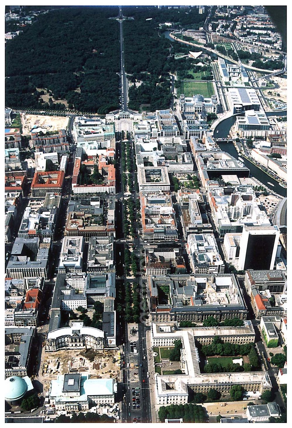 Berlin (Tiergarten) from the bird's eye view: Stadtansicht vom Bereich Unter den Linden mit dem Brandenburger Tor und dem Regierungsviertel in Berlin- Mitte/Tiergarten.