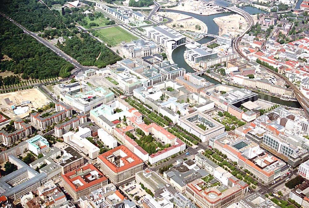 Aerial image Berlin (Tiergarten) - Stadtansicht vom Bereich Unter den Linden mit dem Brandenburger Tor und dem Regierungsviertel in Berlin- Mitte/Tiergarten.