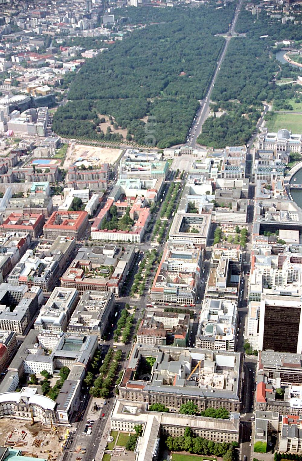 Aerial photograph Berlin (Tiergarten) - Stadtansicht vom Bereich Unter den Linden mit dem Brandenburger Tor und dem Regierungsviertel in Berlin- Mitte/Tiergarten.