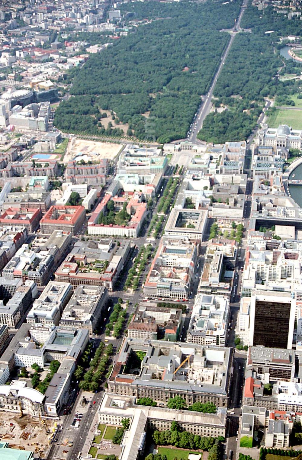 Berlin (Tiergarten) from above - Stadtansicht vom Bereich Unter den Linden mit dem Brandenburger Tor und dem Regierungsviertel in Berlin- Mitte/Tiergarten.