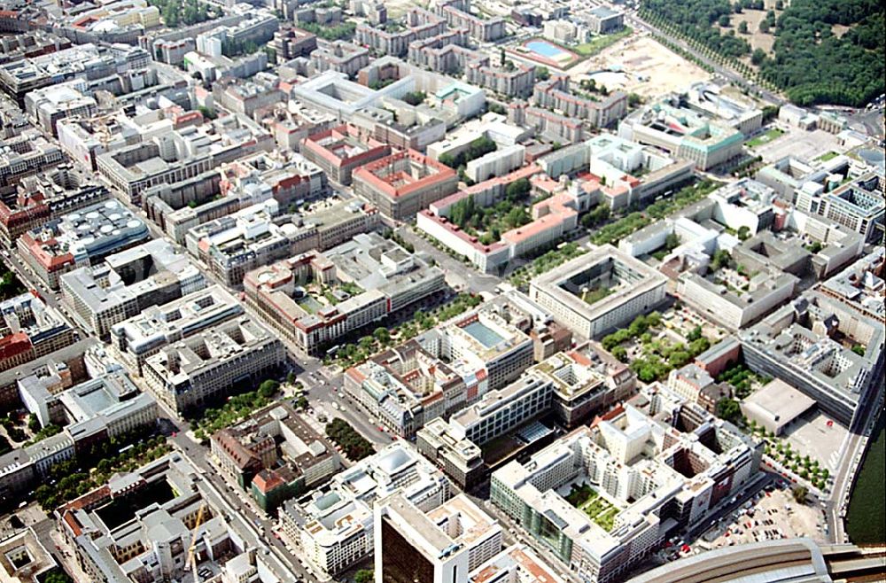 Berlin (Tiergarten) from the bird's eye view: Stadtansicht vom Bereich Unter den Linden mit dem Brandenburger Tor und dem Regierungsviertel in Berlin- Mitte/Tiergarten.